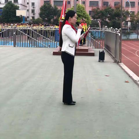 习爷爷的教导记心中六年级五班升旗仪式扣好人生第一粒纽扣，争做新时代好队员