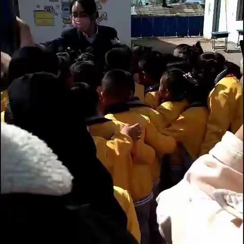 二年三班主题班会——爱的抱抱