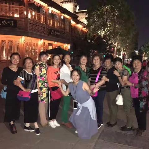 个人协作的团队，十分满意的旅行、百张照片的身影、千里之行的足迹、万般快乐的时光