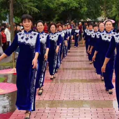 秀之韵队参加群益、明德广场旗袍走秀展示