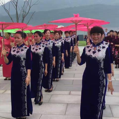 参加老年大学主办的旗袍展示，衷心感谢亲朋好友的辛勤付出，为我拍下了这些珍贵的瞬间，也让我臭美了一把。