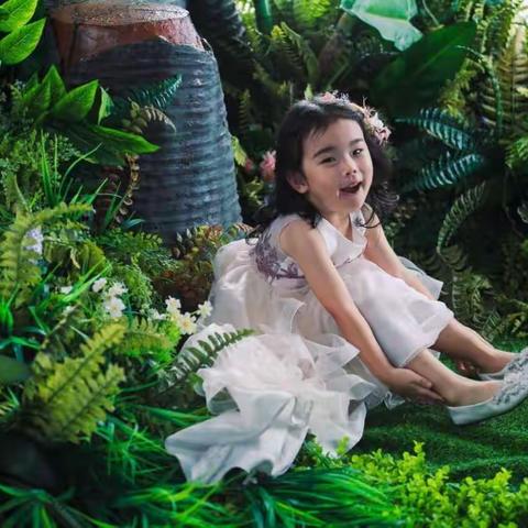 我家大宝贝傅兰茜四岁照---“全家福”。