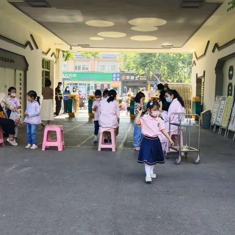 督学进园显关怀 细致指导促成长