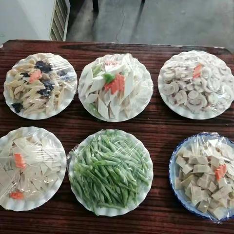 U区18栋6单元新鲜蔬菜，调料，中午晚上现炒菜，油糕，油饼凉菜，欢迎前来品尝电话13835253082