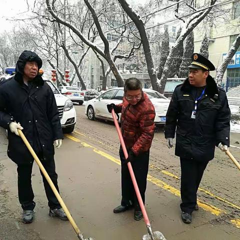 领导身先士卒，部属争先恐后，积雪被抛身后，道路畅通无阻！