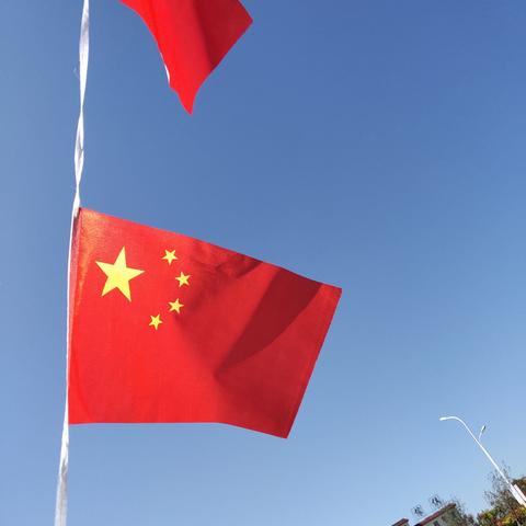 走过荣辱，方显真章，洗净铅华，你依然昂扬!祖国·生日快乐——延河小学二年五班向国旗致敬