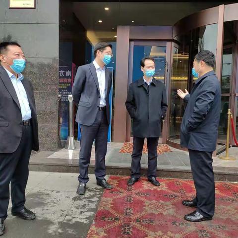为迎接入境留观人员入住南方酒店，区长王征、区委副书记张炜视察工作