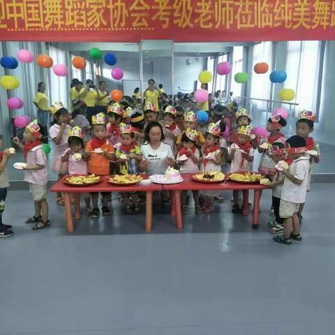 纯美幼儿园九月份生日会