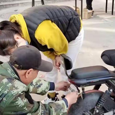 裕强街道三教堂社区开展 “电动车上牌进小区”志愿服务活动