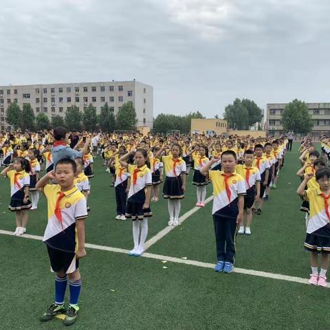 凤台学校小学部举行“我与祖国共成长 争做小小追梦人”新队员入队仪式