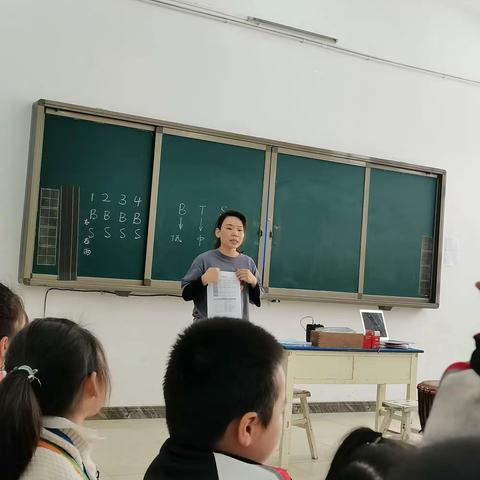 鼓韵飞扬——1.1班非洲鼓社团