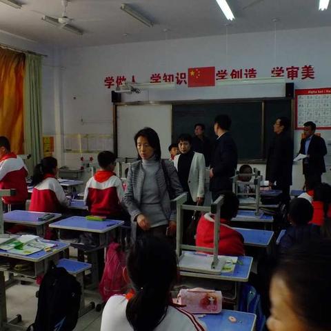 教体局费局长到官庄学区中心小学进行调研