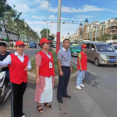 鄱阳志愿者冒着高温酷暑开展交通劝导