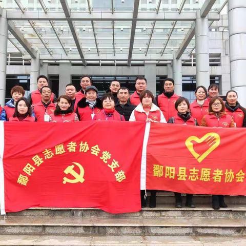 鄱阳县志愿者协会新年第一天携手爱心人士走进团林敬老院开展关爱老人活动
