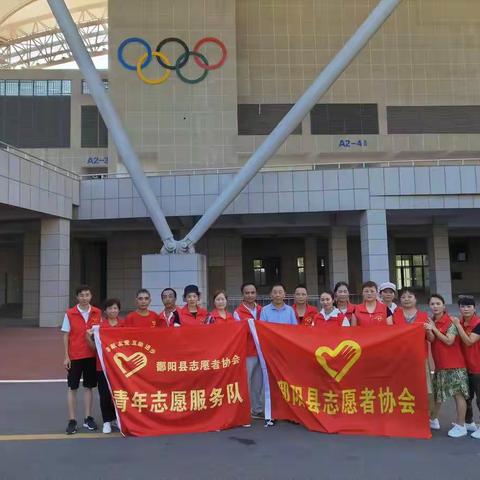 “爱护自然环境 共护美丽家园”鄱阳志愿者冒炎热酷暑清理城市垃圾