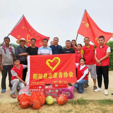 鄱阳志愿者携手爱心企业慰问抗洪一线干部群众