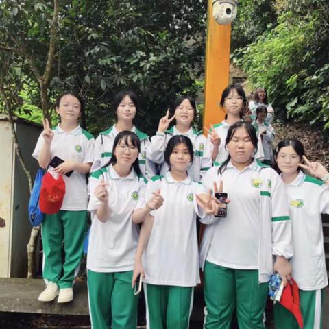 高一十二班冯嘉卉 以小组为一个单位排一个节目
