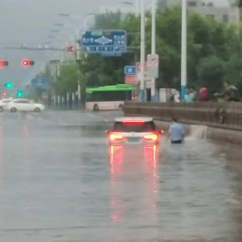 暴雨中的“硬核担当”！车辆被困积水，民警火速救援！