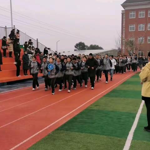 冬日灰中开出暖色花              ——校园开放日