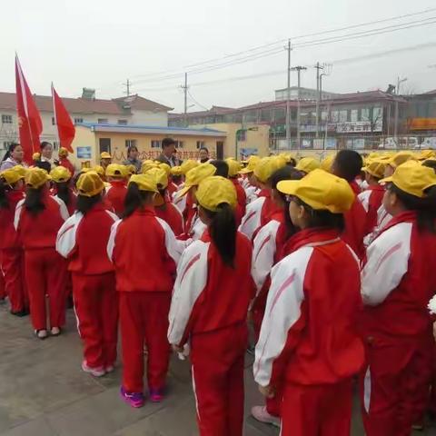 缅怀革命先烈 学习英雄精神-沁源县沁河镇城南小学少先队大队部举行清明节祭扫活动