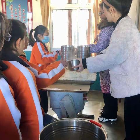 营养午餐送温暖，健康安全记心间——河下小学午间供餐日常工作纪实