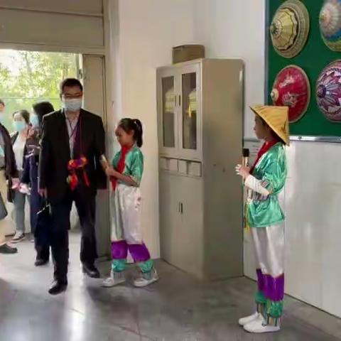 柳邕三小毛南娃，文明礼貌气质佳，党旗引领我成长，绽放民族特色花