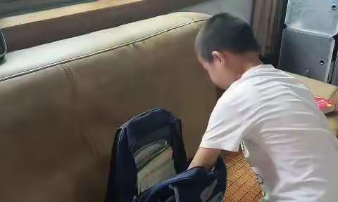 小吕小学二年级赫浩杨整理书包