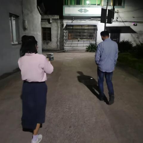 联村干部和村干部对村90岁以上老年人重阳慰问