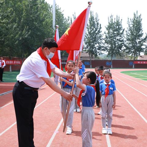 薪火相传  扬帆起航——河东区委书记隽新阳视察指导临沂李公河小学新队员入队仪式并为一年级新建中队授中队旗