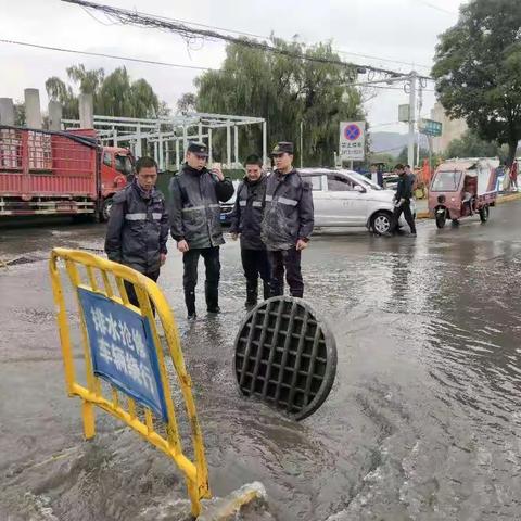 大雨之中显担当 城管奔波排水忙