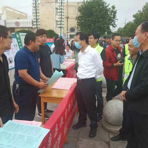 万荣县开展第19个“安全生产月”咨询日活动