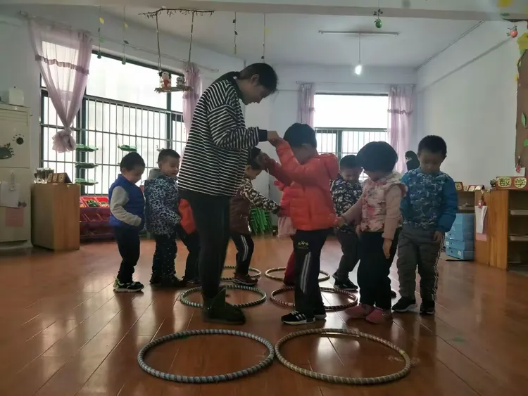 和老师一起绕圈圈。