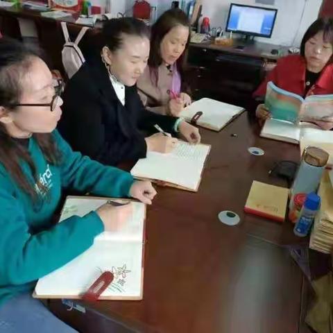 静心读书，用心成长——卫东区东湖学校教科研活动月读书沙龙活动