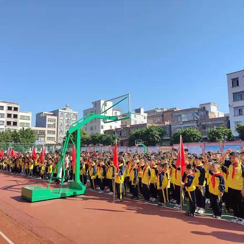 喜迎二十大  争做好队员一一素龙街中心小学开展庆建队73周年暨二年级新队员入队仪式