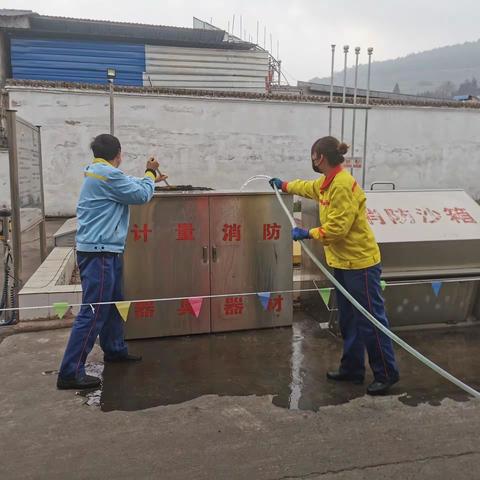 曲靖东山加油站进行卫生大清洁