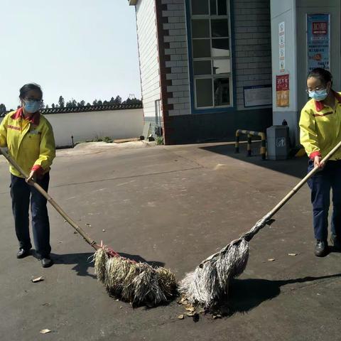 曲靖公司新发加油站进行卫生大扫除
