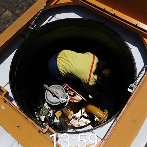 曲靖公司如意加油站定期组织员工对设备进行检查维护保养