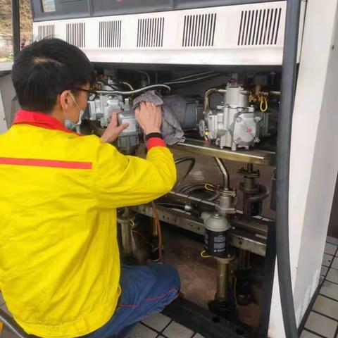 曲靖公司恩洪加油站组织员工开展大扫除、对设备设施清洁