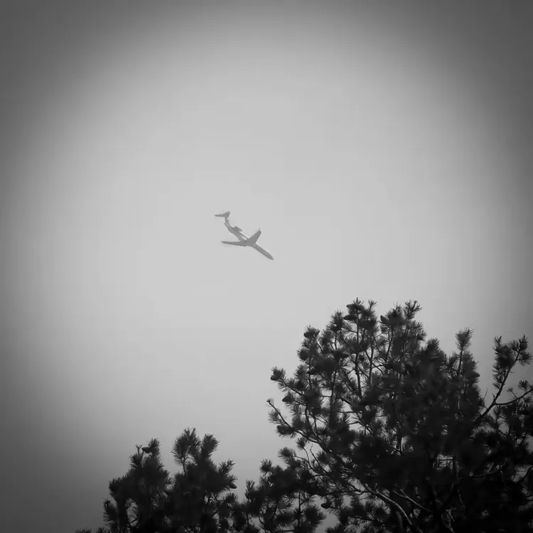 看，一架大灰机！