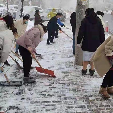 万新街道东山社区“团结就是力量”除雪活动