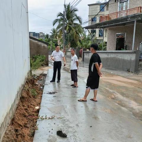 天堂村委会开展雨天巡查 排除安全隐患
