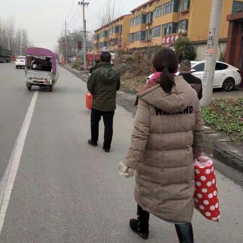 冬日暖阳，爱心流淌——十八里小学慰问贫困学生侧记