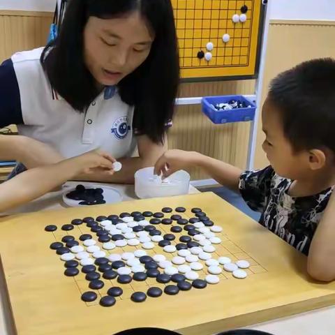 看三周岁的小爱孙上第一次的围棋体验课（之三）（上课时间：2019年6月24日晚上7点至9点；指导老师：江老师）