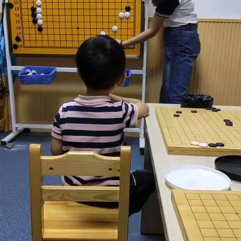 看三周岁的小爱孙上第一次的围棋体验课（之二）（上课时间：2019年6月24日晚上7点至9点；指导老师：江老师）