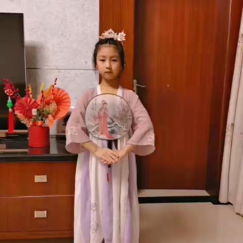 赞美春天 拥抱未来——二1班“小树苗”读书会朗诵活动