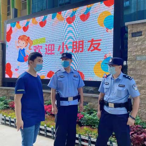 用心守护  为爱站岗——经纬花园幼儿园警园家护学岗保平安