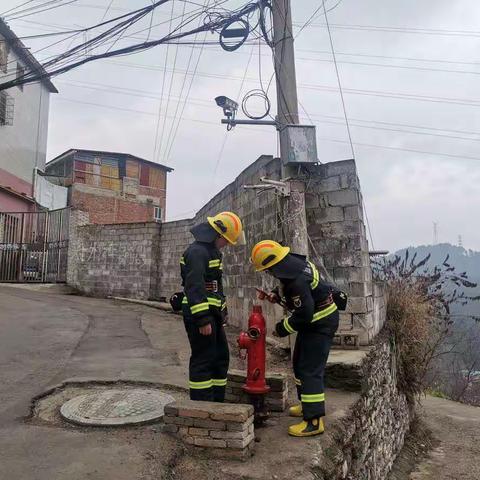 东山路消防救援站组织开展辖区背街小巷熟悉演练