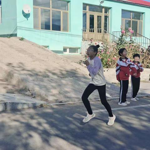 乌兰毛都小学秋季公路越野赛