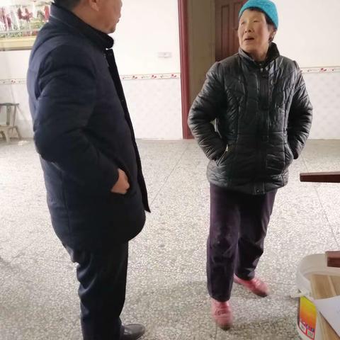 胡林书记入户宣传脱贫政策，采集贫困户脱贫措施