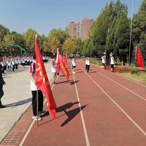 信芳学校周一大课间升旗仪式